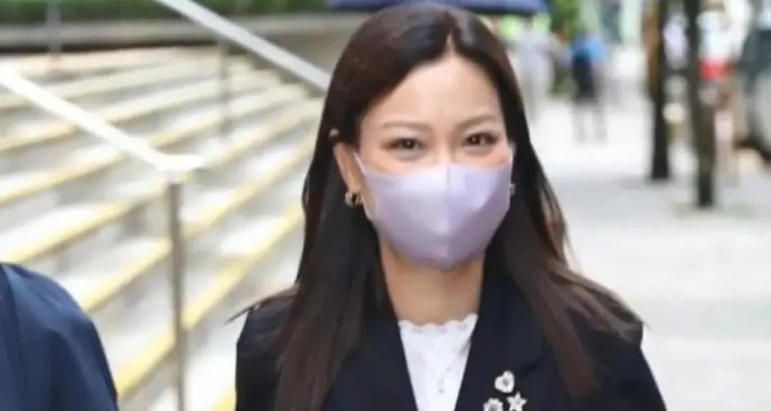 郑中基前妻余思敏最近真够惨的！跟前夫郑中基为了孩子抚养费撕破脸闹上法庭，每