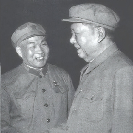 毛主席到萧劲光家串门，一进门就说：“听说你这里藏着宝贝，快拿出来看一看。”萧劲光