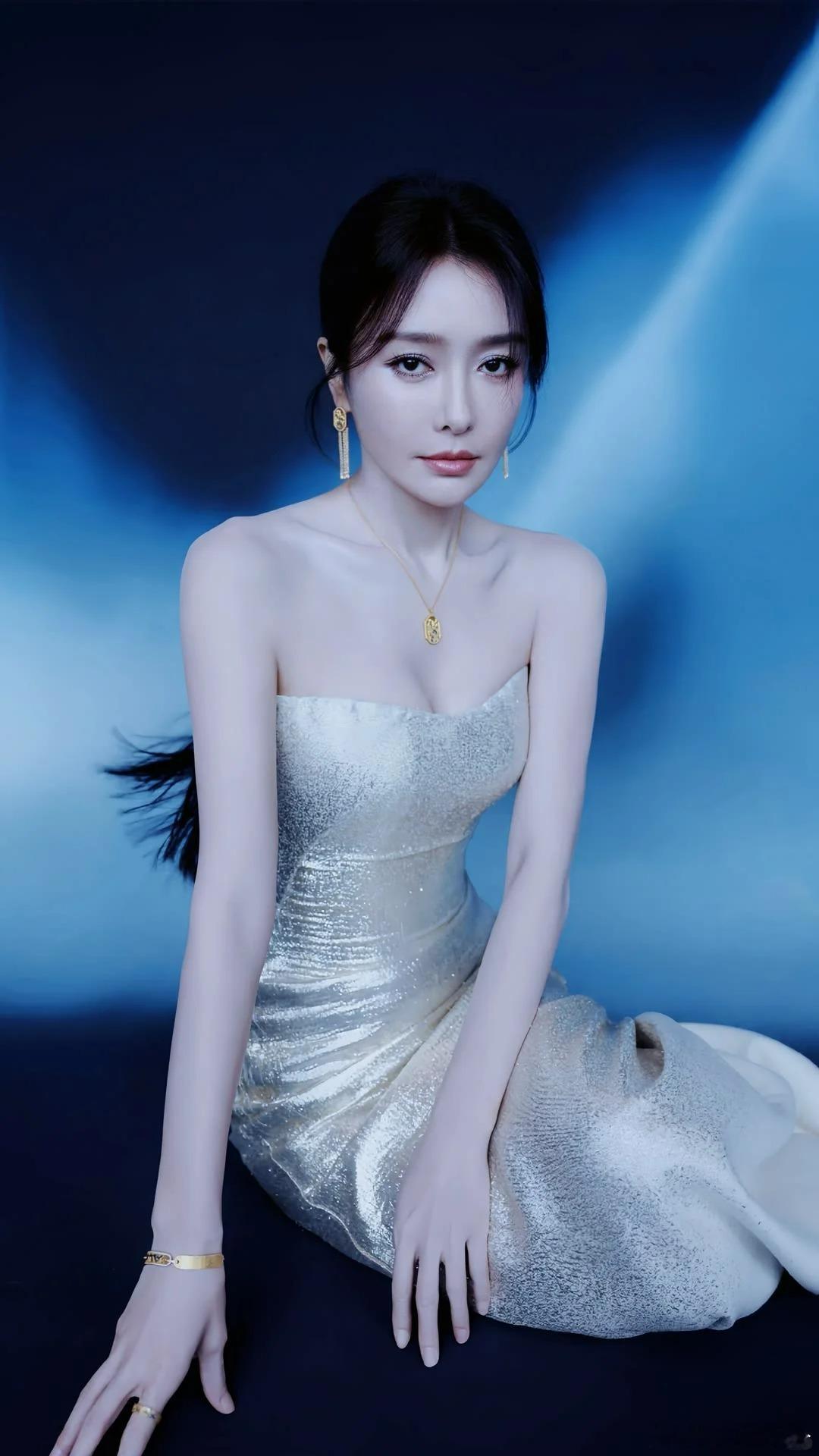 岚姐状态真棒美翻了，岁月对她格外温柔​​​