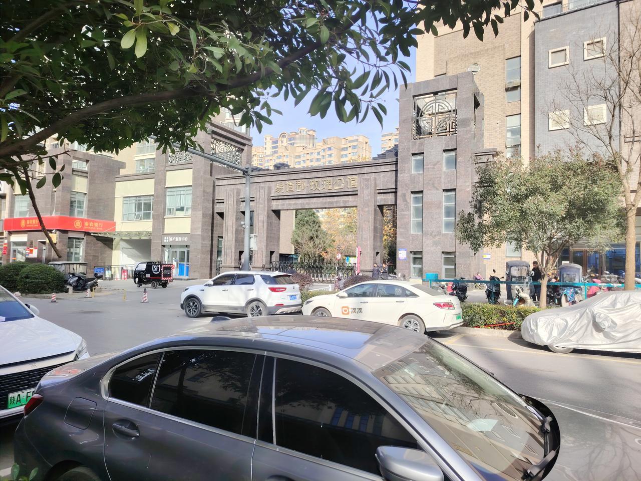 梅校长上任后，首件大事便是推行远程教学。他与一所重点大学的附中开展联合办学，共同