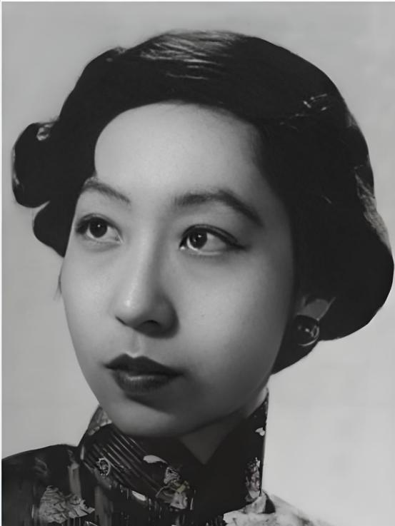 1995年，张爱玲在美国出租屋内去世，尸体一周后才被发现。她一丝不挂地躺在床上，
