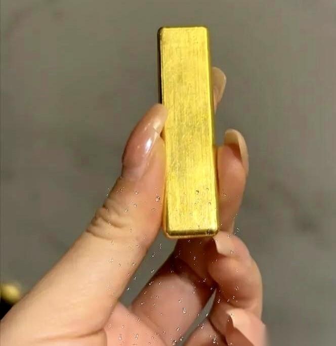 金价一跳，我手里的褪黑素又得多加一片。六个月，死死攥着手里的黄金，眼睁睁看着账