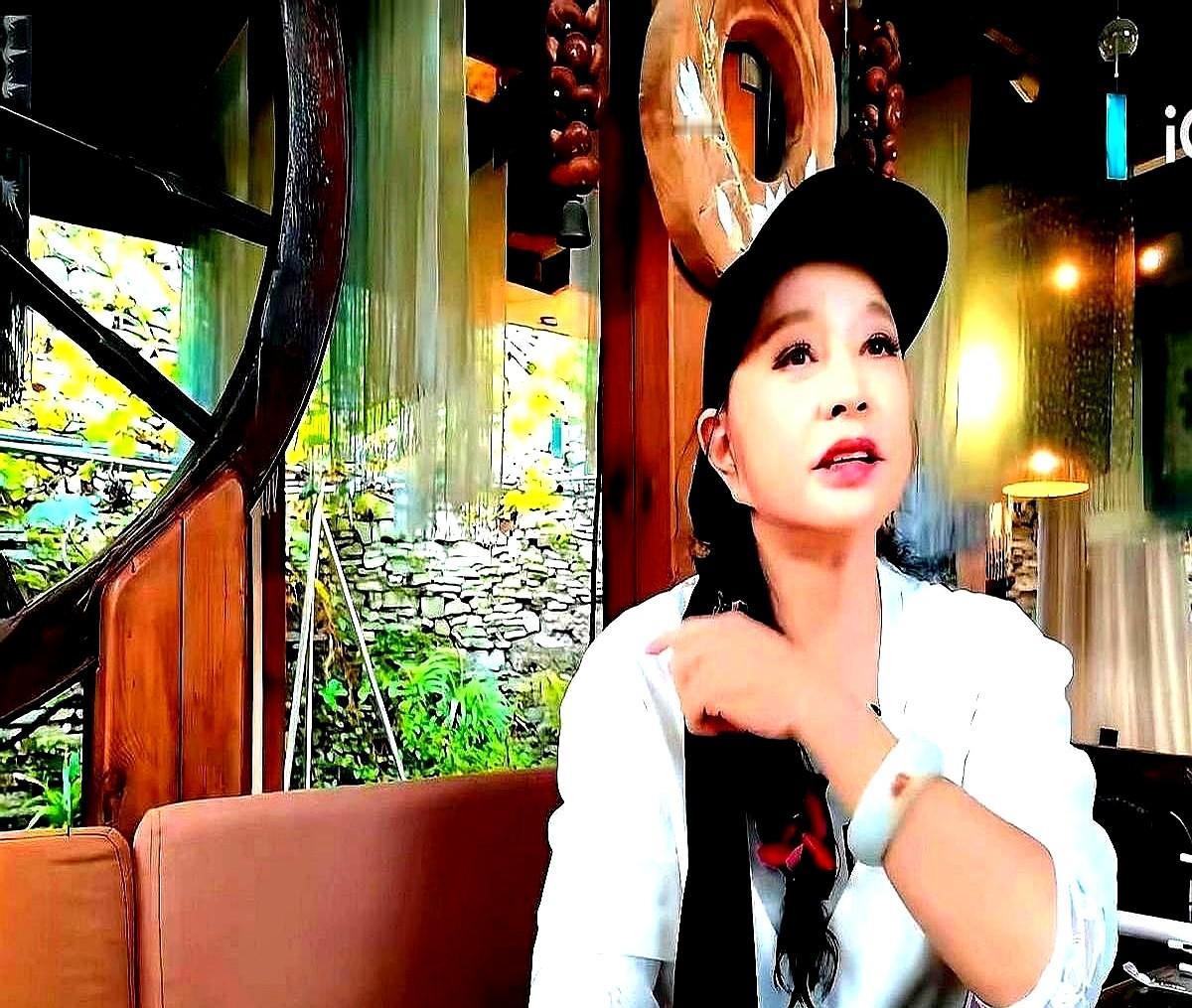 刘晓庆讲过个事儿，我听完半天没说话。当年在香港拍戏，演员们就穿着厚重的戏服在片