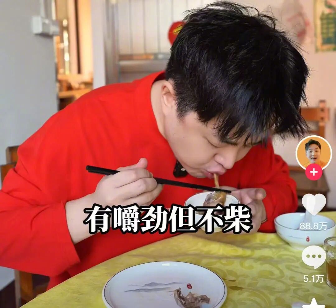 爆火鸡煲店现场排队200桌【广东一鸡煲店爆火！墙上贴“本店喝汤可能上厕所”，现场