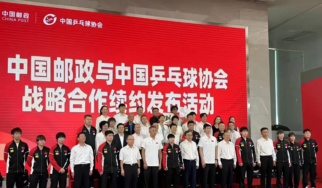 这张照片含金量很重。王励勤的左膀右臂是孙颖莎和王楚钦。缺席美国大满贯赛的马琳和秦