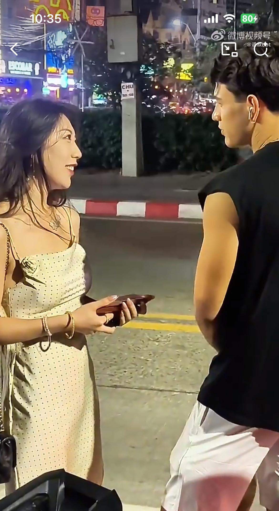 中国女孩泰国街头认识外国帅哥的全过程，小伙太会撩了，小伙直接说你是我认识的第一个