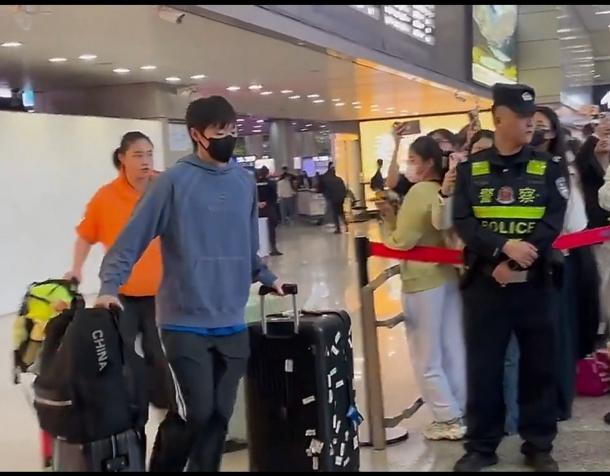 王曼昱不但行李多，还特别聪明，走的很快。结束了澳门之旅，继续回四川训练