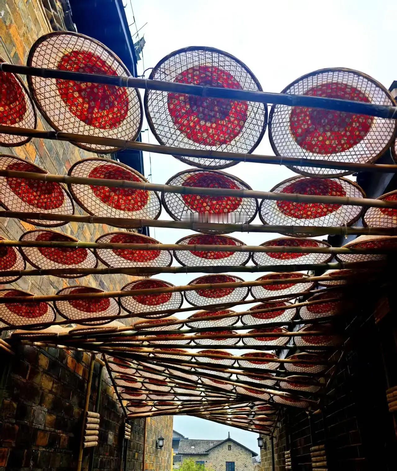 湖南怀化中方县的荆坪古村，现在可是火得不得了！这个千年古村靠着一顶小小的斗笠，就