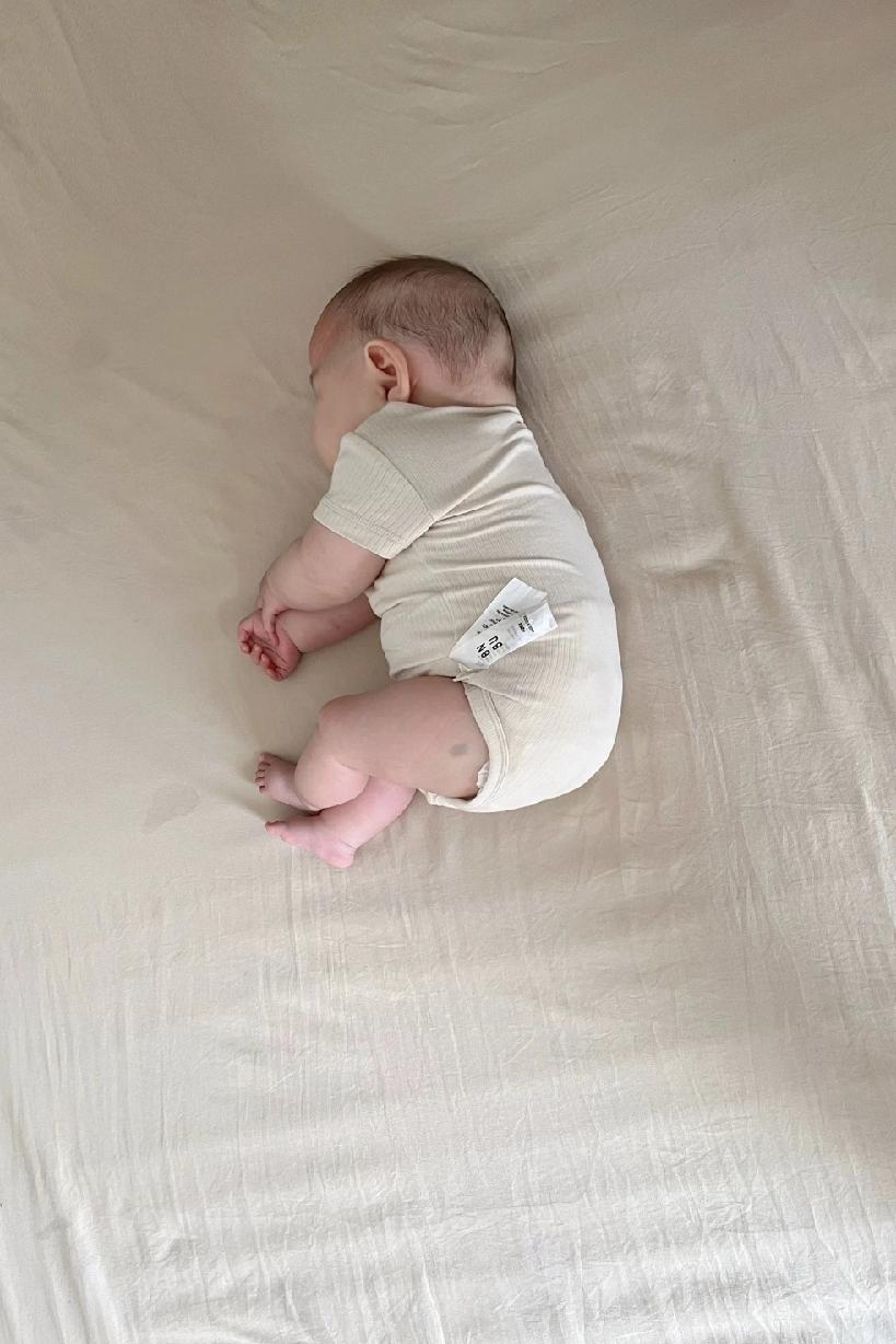 我邻居家的事。他家老大是个姑娘，前两年要老二，去检查了一下，说又是个姑娘。他心