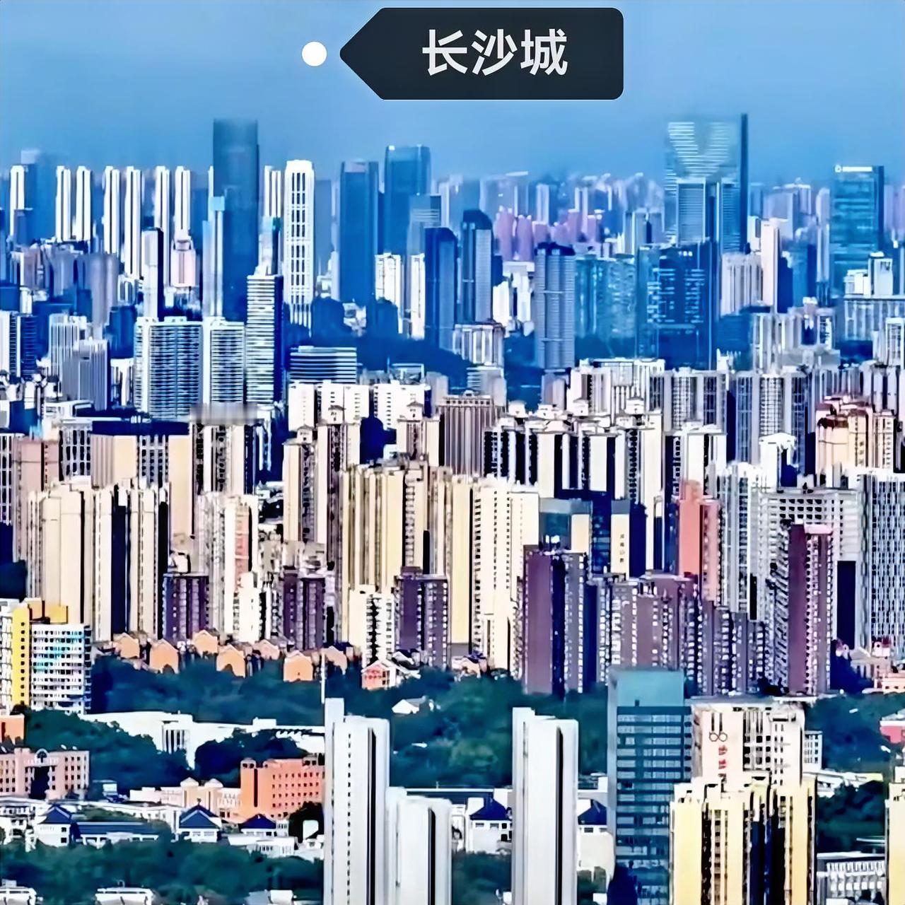 这长沙市区，有的时候看起来高楼真的是密密麻麻的，让人真的以为这是哪座城市呢！可仔