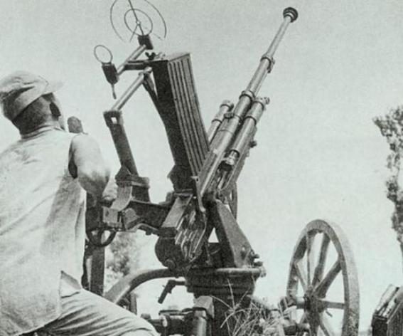 1942年12月18日，中国炮兵正在擦拭大炮，一个战士心痒难耐，就对连长说：“连