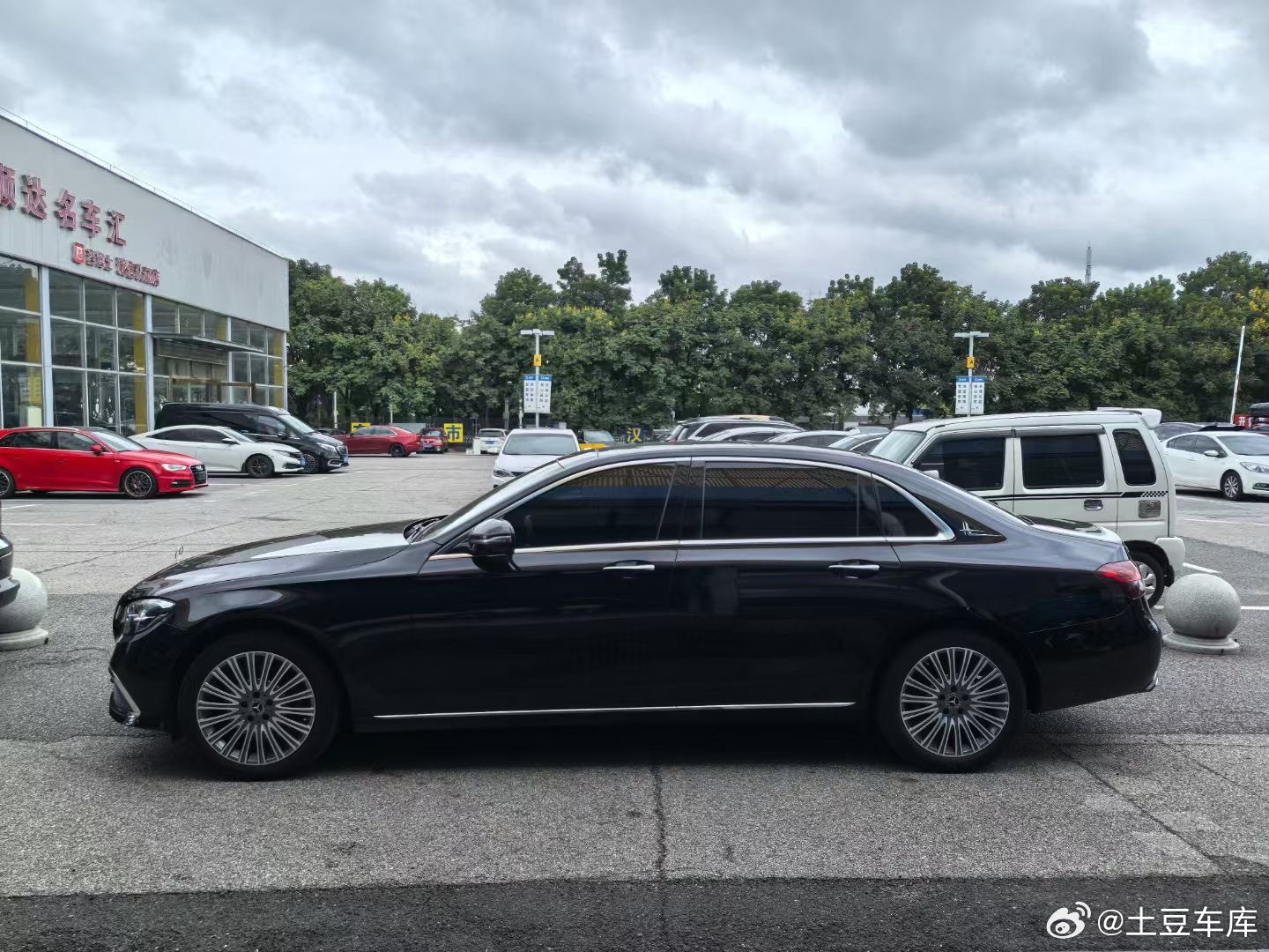 奔驰E300已售2年车龄6.8万公里跑的有点多不过价格真便宜！！！33万还