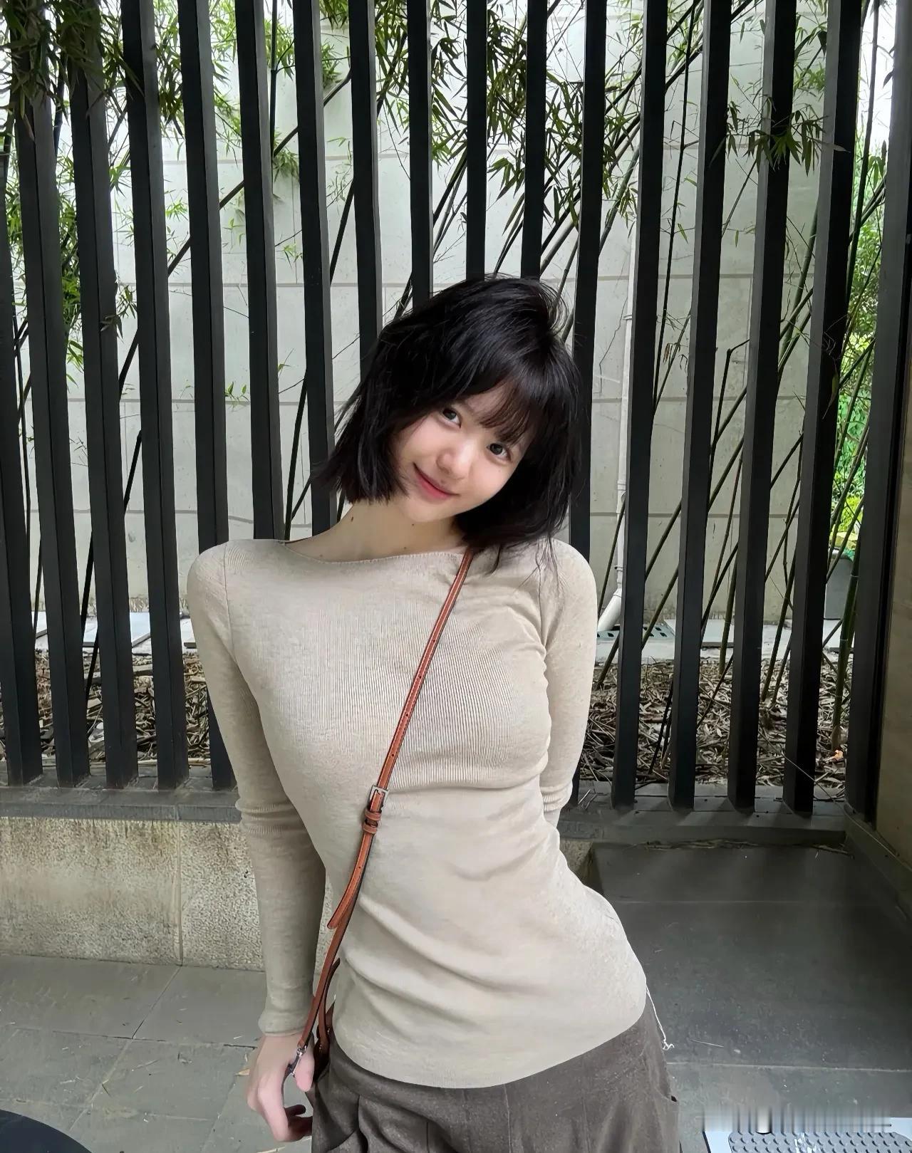 庭院里的治愈时光踏入少女园林，绿意轻抚心尖花影摇曳，虫鸣低语，每一