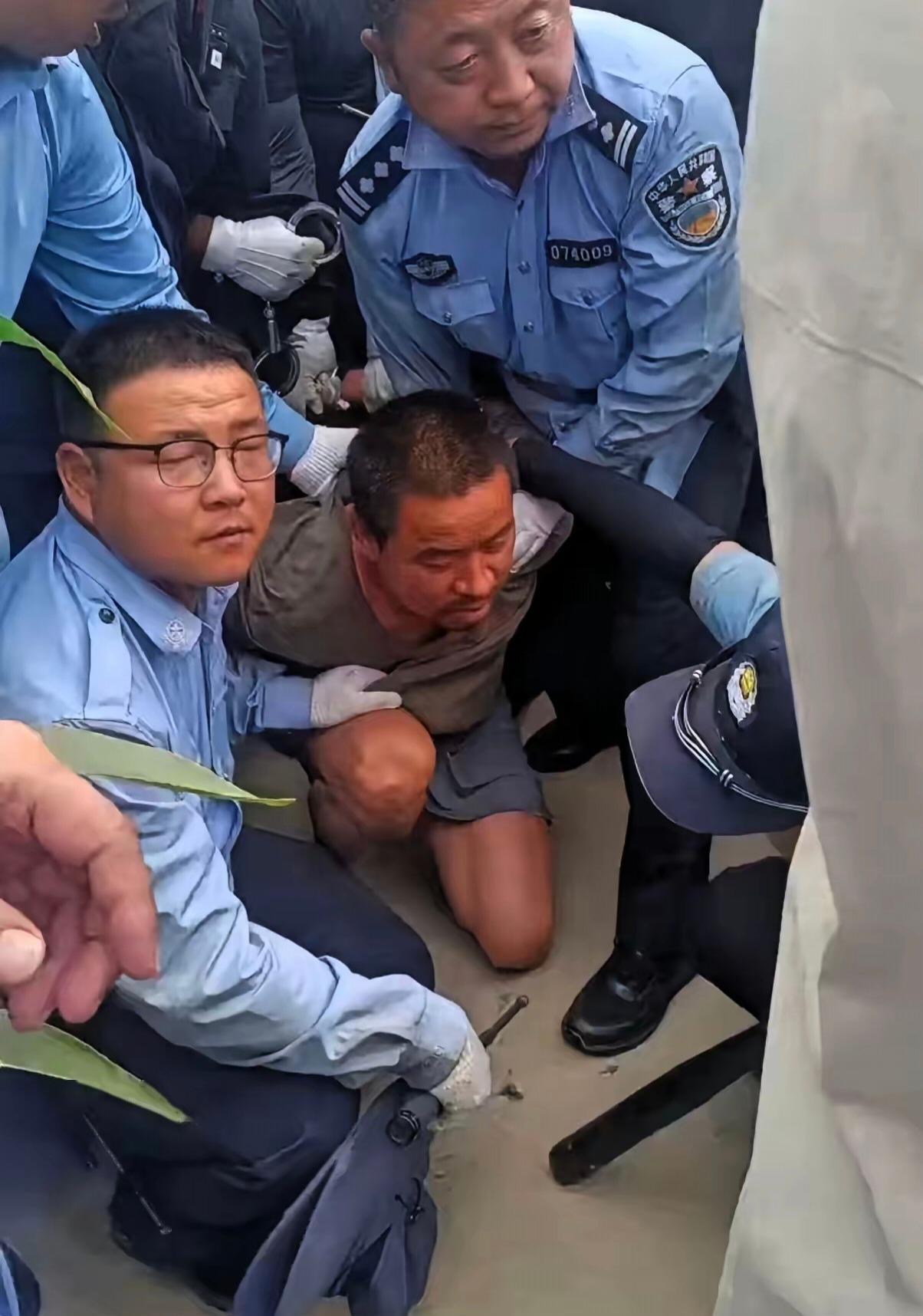 逃亡第9天，夏付钢最终还是从玉米地里走了出来。被抓时，他没穿鞋，胡子长了不少。九