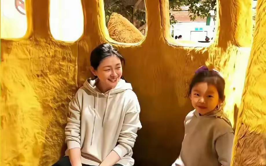 这才是真正的幸福、快乐，也是小玥儿最无忧无虑的时光吧……小玥儿是不幸的，也是幸