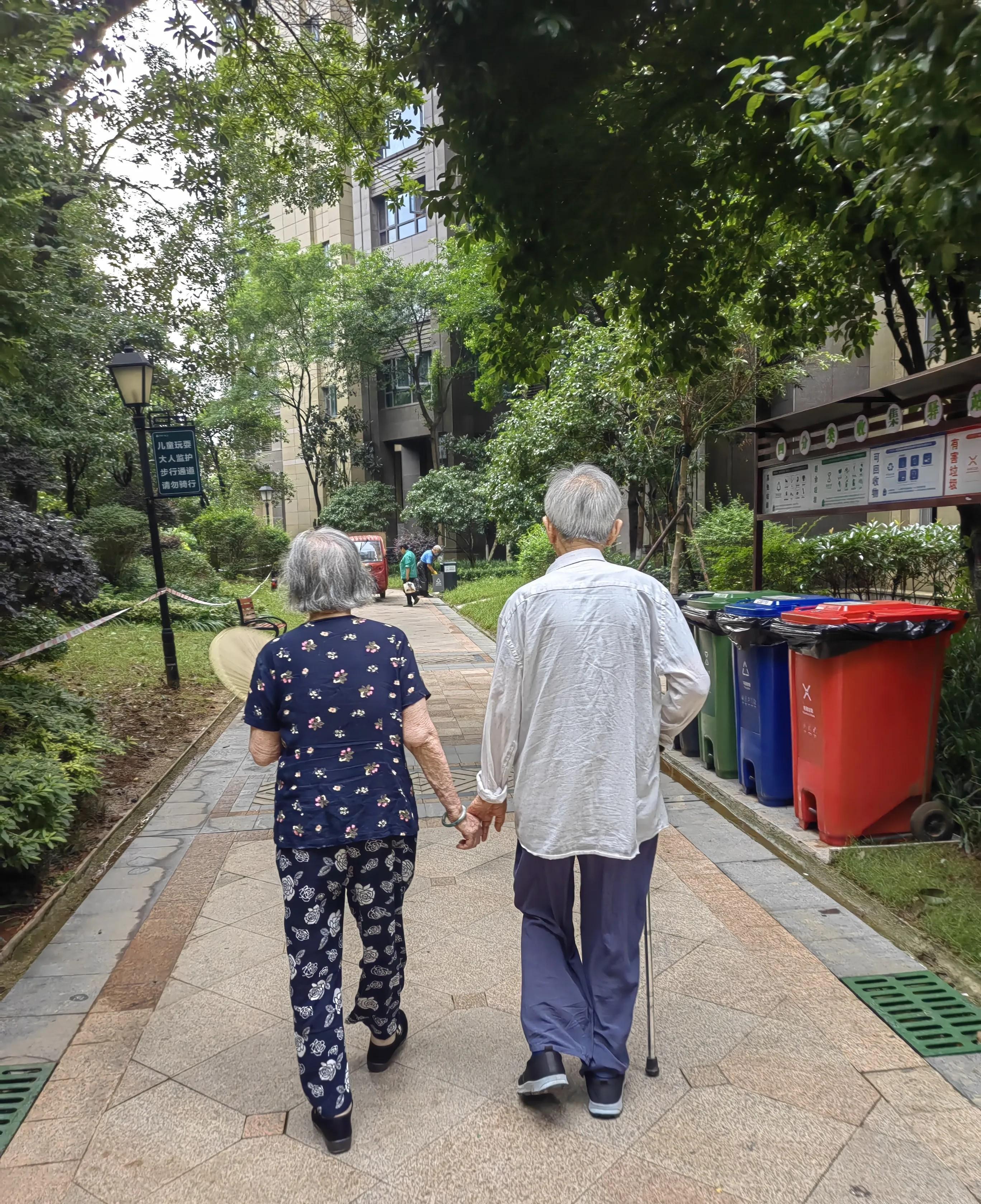 我也发现了一个秘密：被公公宠成“手残党”的婆婆，公公去世后，大多会成为儿女的包袱