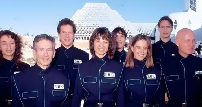 1991年，美国特意做了一个轰动全球的实验，把4男4女关在一起两年，再次打开房门