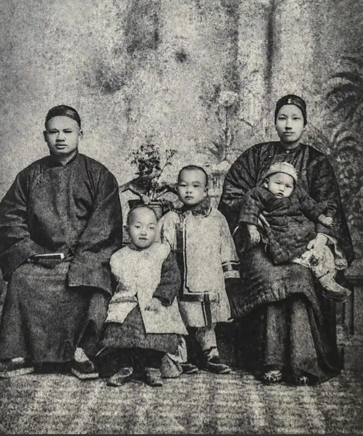 1895年，光绪年间，宋家最早的一家拍摄的全家福合影，父亲宋嘉树，大姐宋霭龄，二