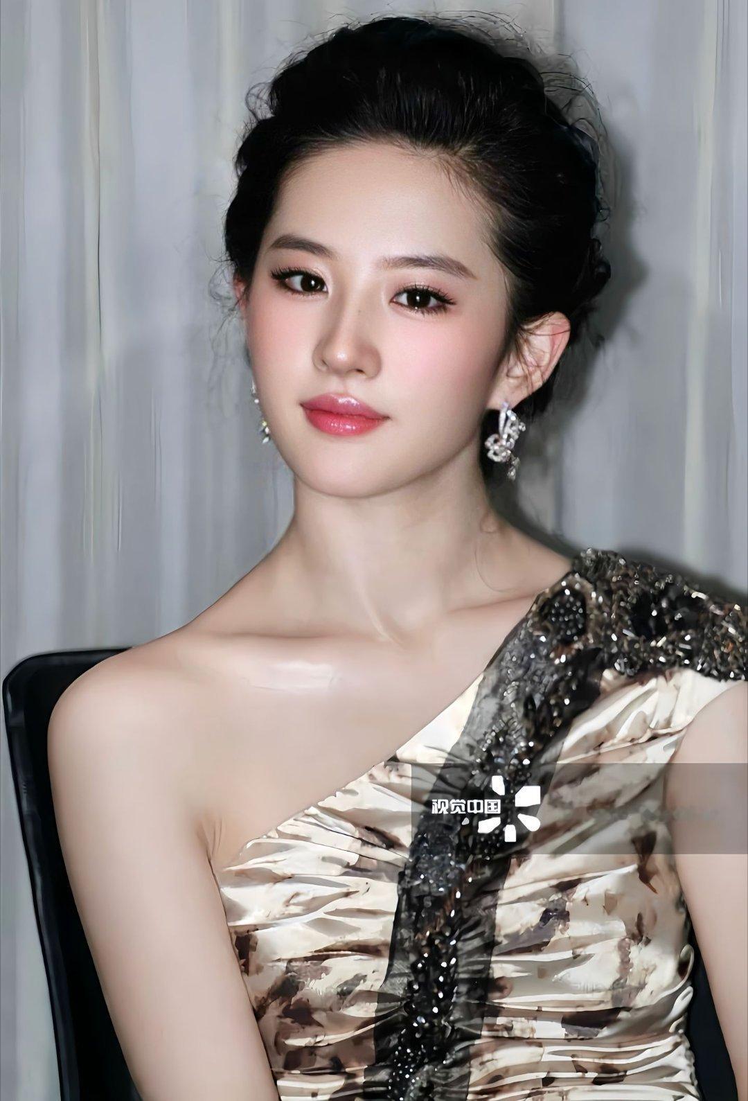 无需刻意雕琢，刘亦菲一颦一笑间美出高级感