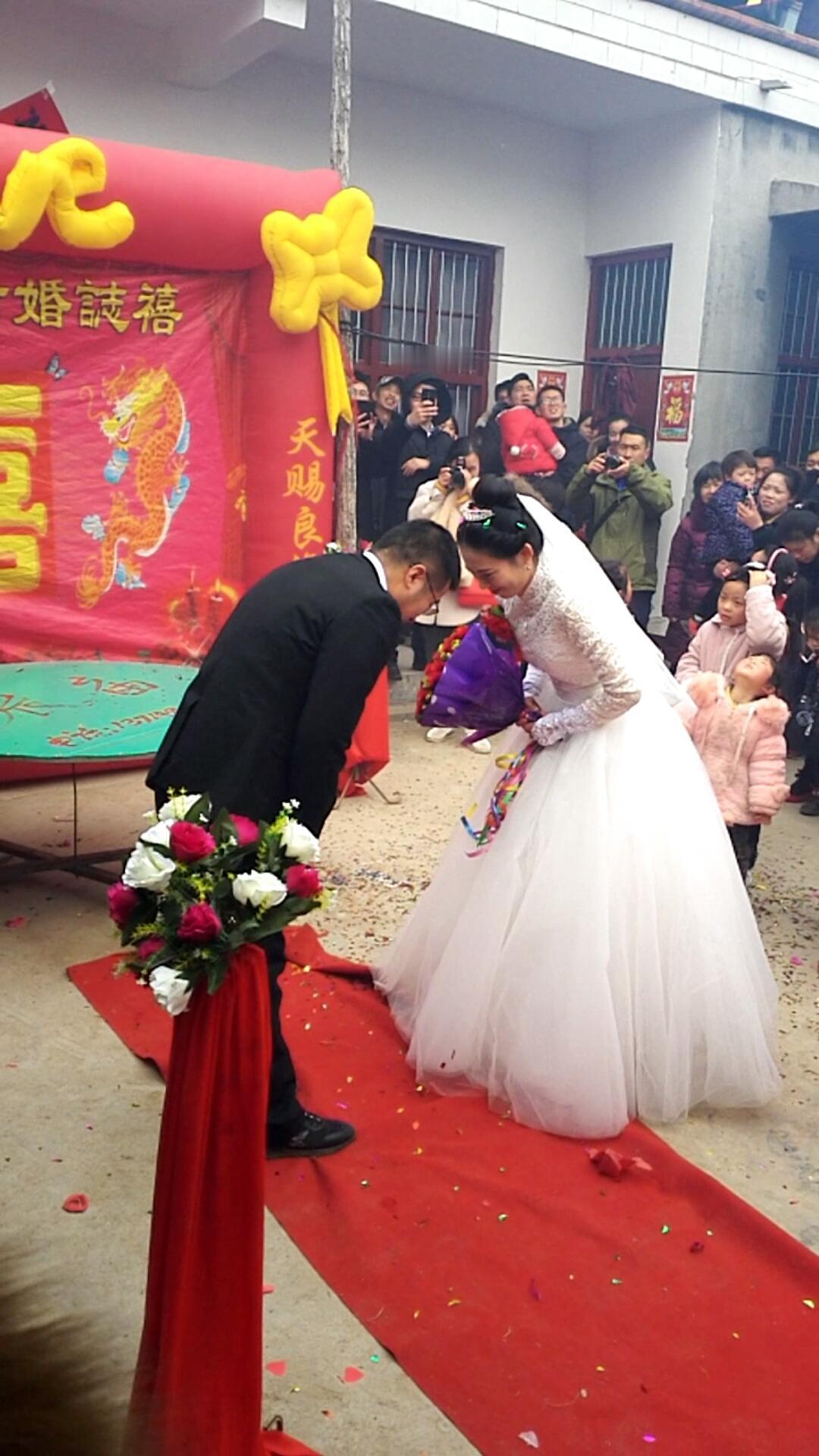 女儿都19岁了，二婚还大操大办，这样的男人把男人的脸丟尽了，星期天回老家喝喜酒，