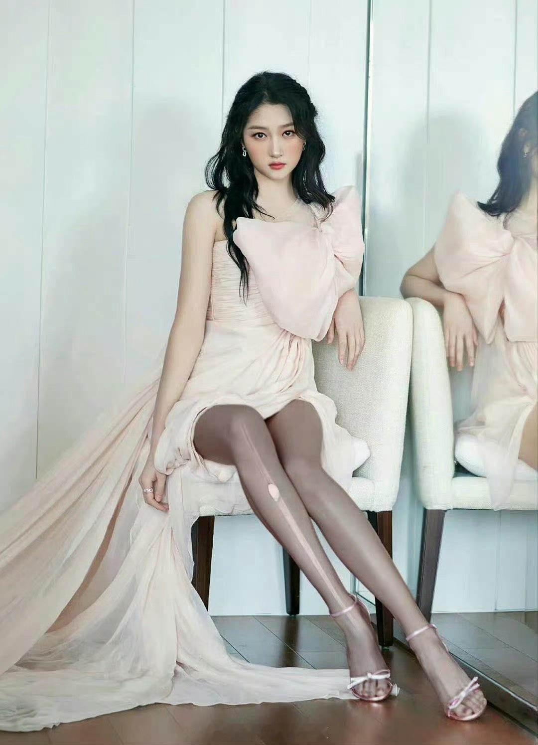 关晓彤内娱美腿姐姐超有个性