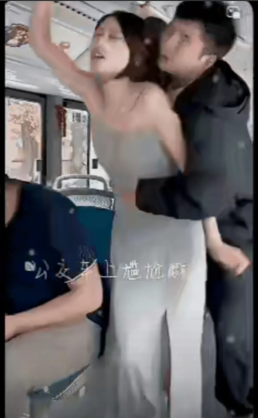 公交急刹车，男子没站稳碰到女子，女子回头就扇他一巴掌。男子捂着脸，委屈巴巴，全车