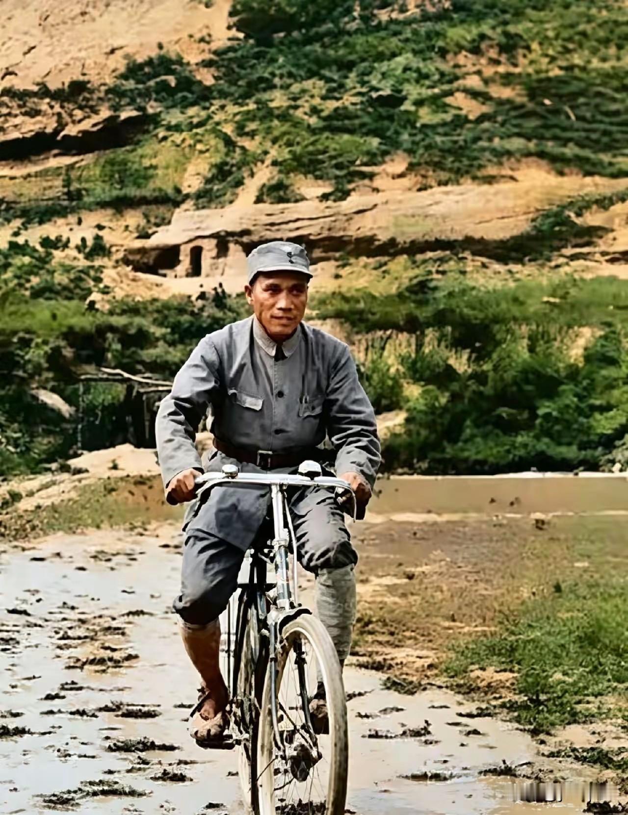 1938年8月的那个夏天，朱德总司令是从抗日前线回到延安来参加六届六中全会的。有