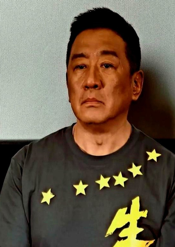 演员丁勇岱说：“有次在北京站要进站，一个警察瞅见我，冷不丁就做出掏枪动作，我瞧见