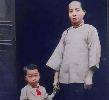 这是大文豪徐志摩唯一的儿子徐积锴与祖母在一起。徐志摩并不喜欢这个儿子。虽然，徐积