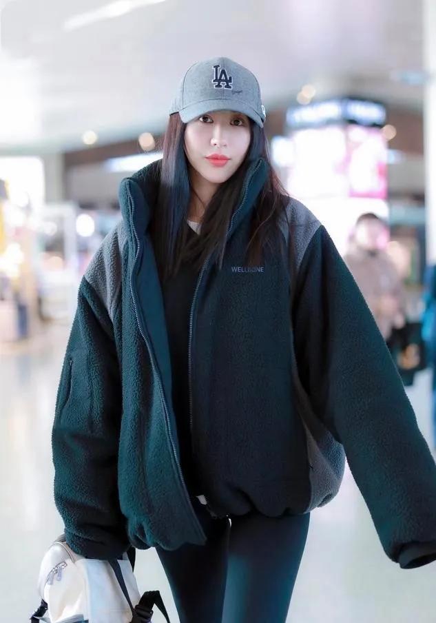 李菲儿机场私服太会穿，松弛感时髦精本人李菲儿的机场私服穿搭也太有范了！ov
