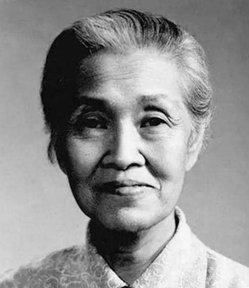 1964年，一名身患重症的孕妇正要进行手术，林巧稚拦下做手术的医生，说：“让她出