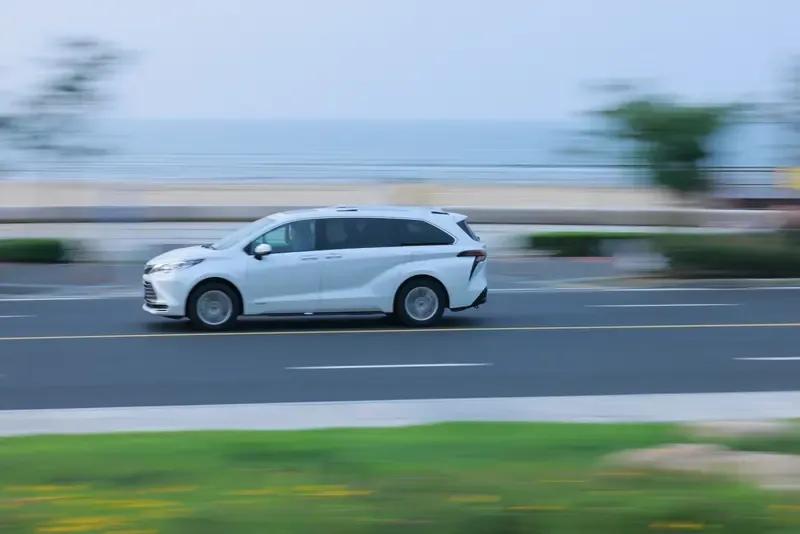 2026汽车圈大颠覆！豪华混动MPV杀入19万区间，对比别克GL8