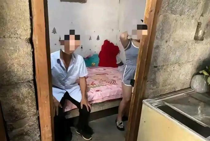 黔北遵义，一名78岁老人走进街边一处民房，此番是他第二次造访这名卖淫女。双方磋商