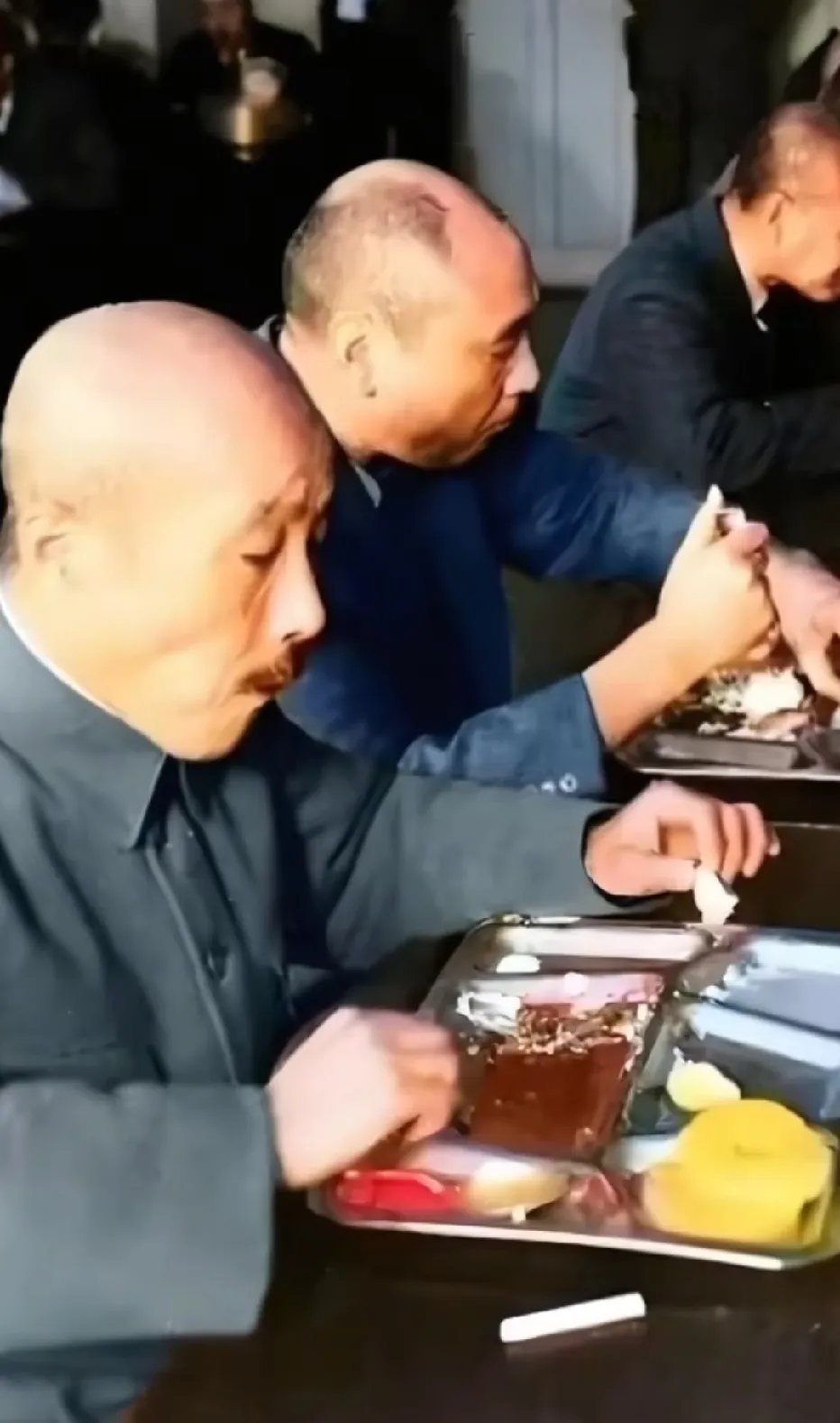 1948年，东京巢鸭监狱，战犯东条英机正在吃最后的一顿饭，饭菜倒是不错有牛奶、面