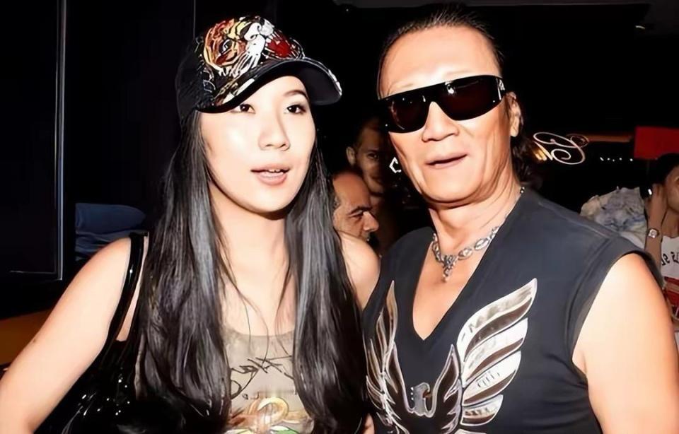 被谢贤养了12年，用了12年，用青春换钱财的coco，已经走上了另一条道路200