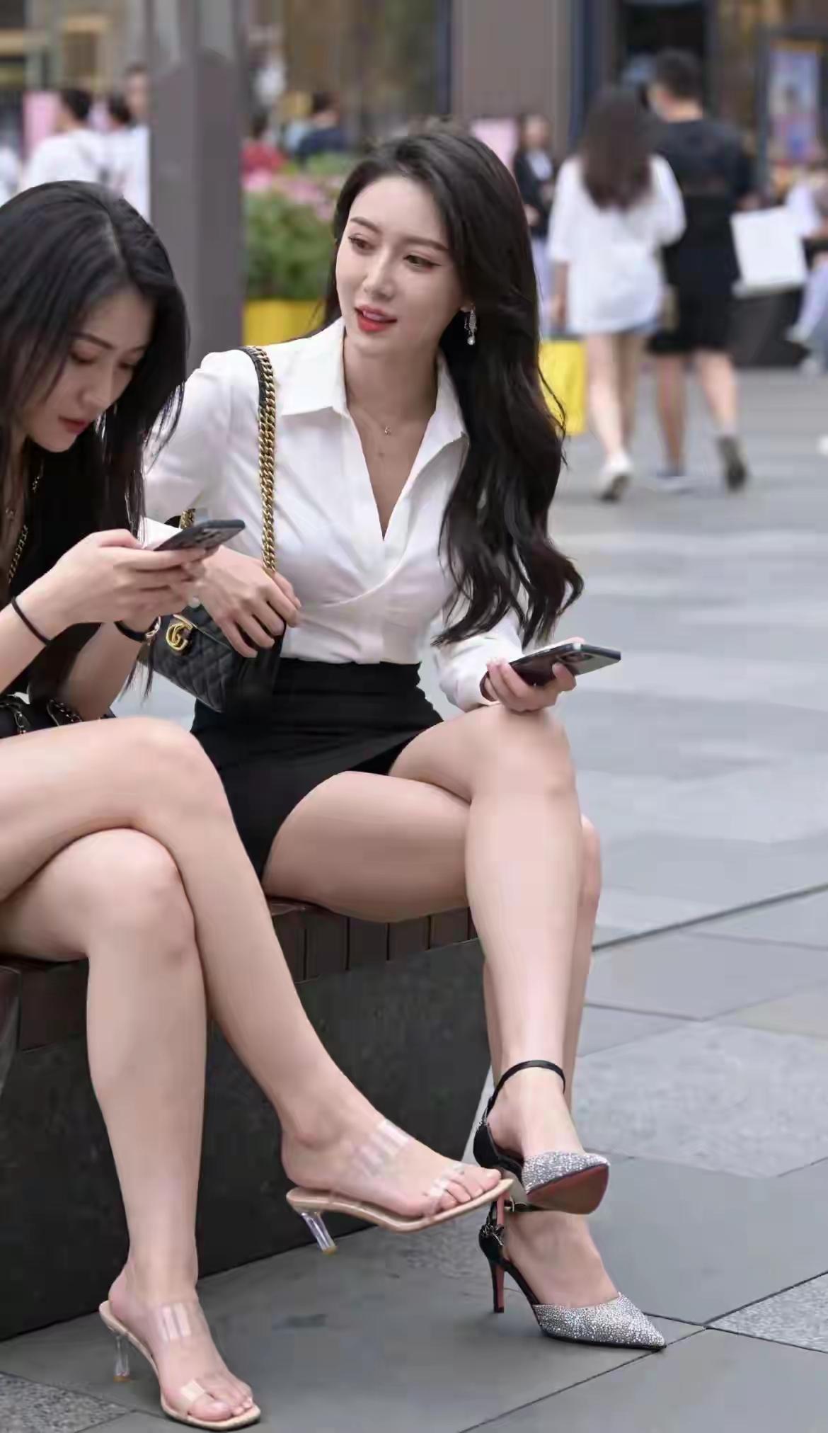 这还是普通身材的美女吗？简直就是小姐式的人物，肌肤莹润雪白，一头黑润的波浪形卷发