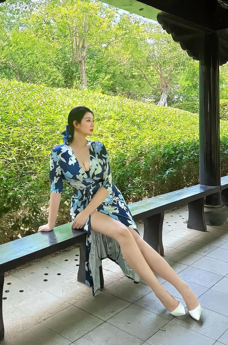 绿树阴中倚，花影映长裙。