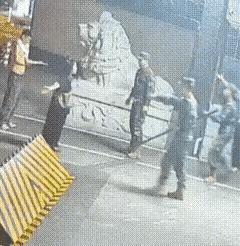 真是无知者无畏！估计这位推搡执勤哨兵的黑衣女子，到现在都还不知道她自己能有多幸运