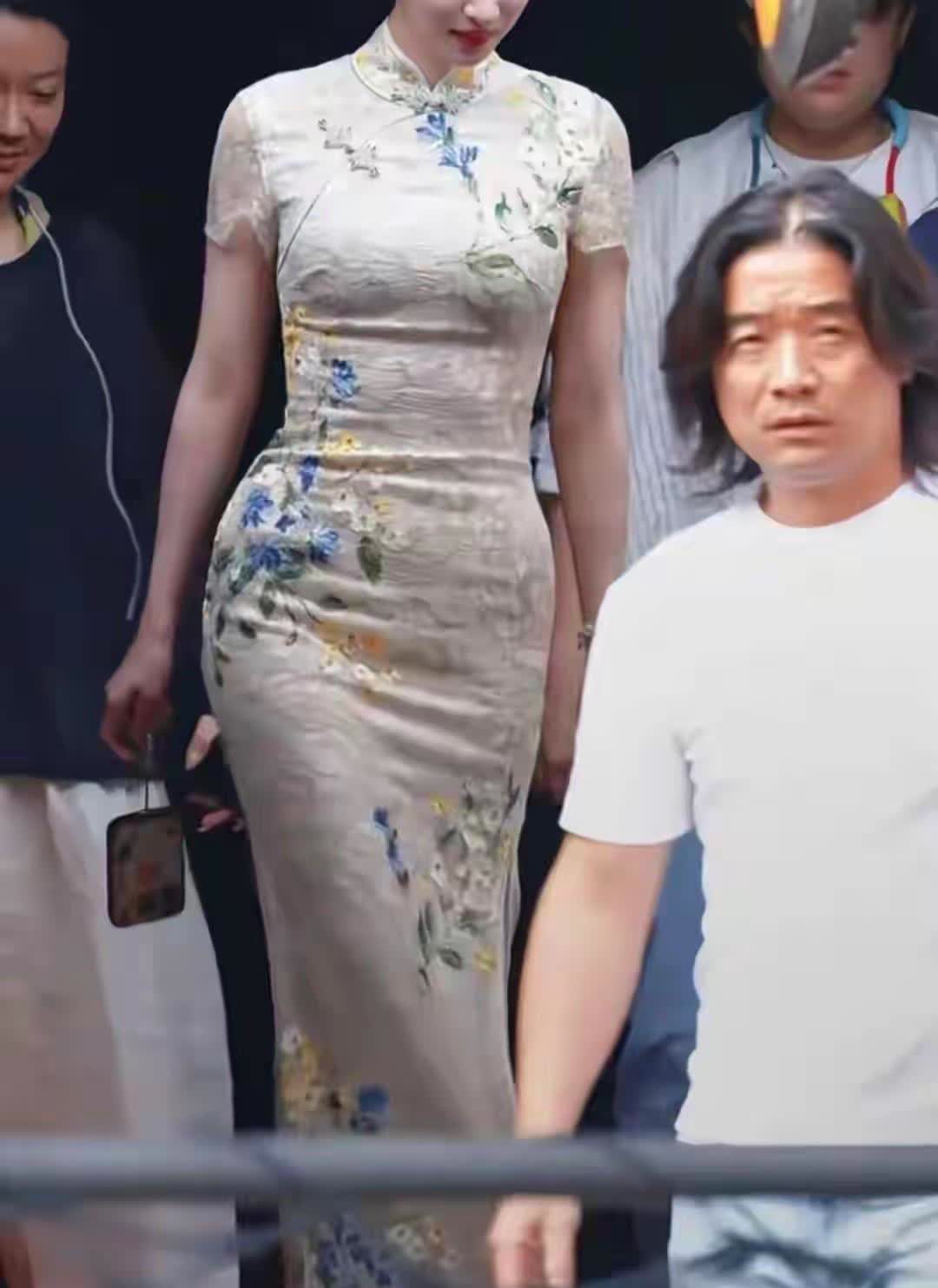 王楚然这旗袍也太紧了吧…看着总觉得怪怪的，假胯感好明显，线条都被勒得有点