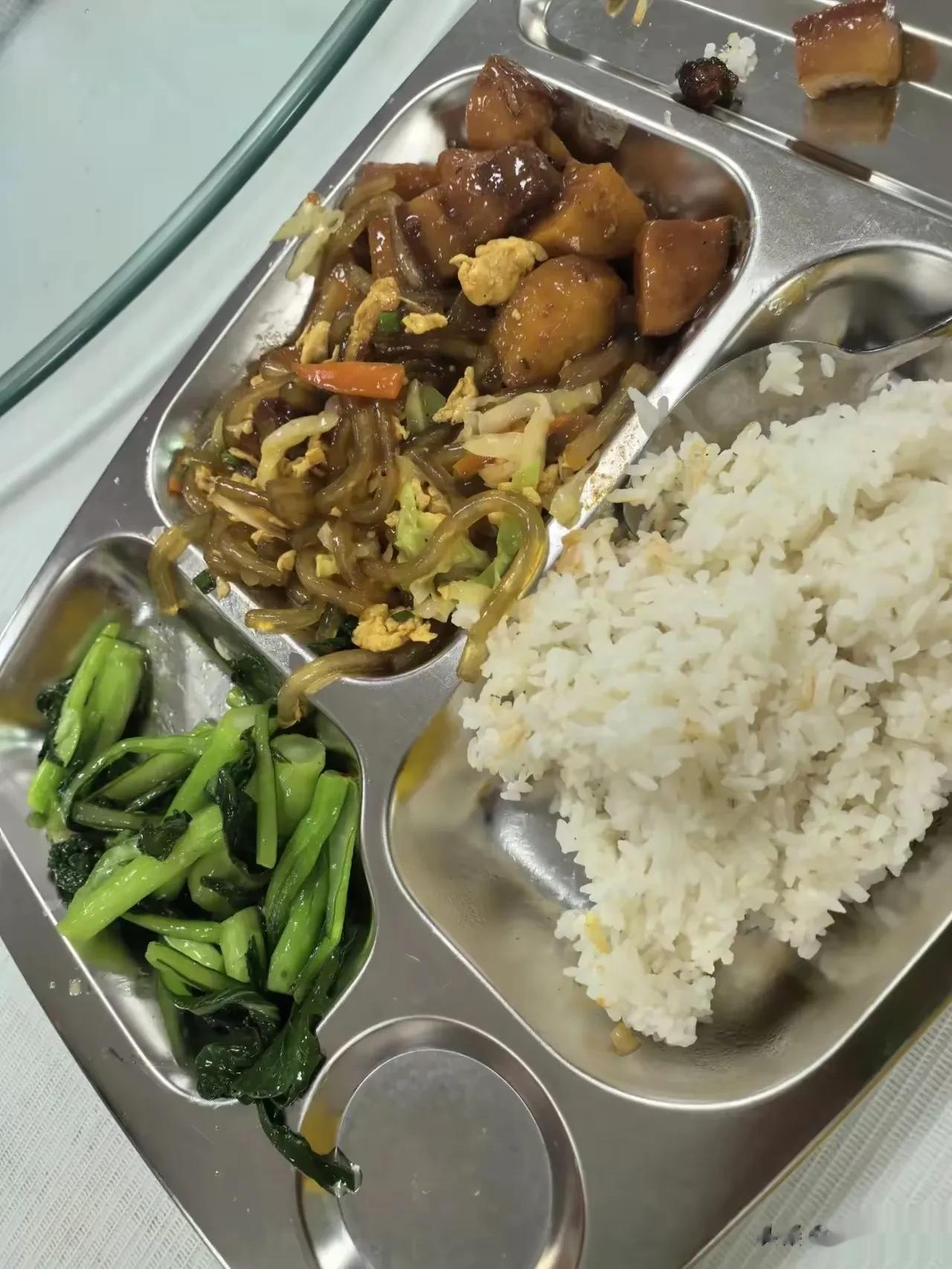 感觉何家劲真的是没有自知之明，说实话，他工厂食堂这个伙食真的是比较差，光看着就没