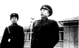 1957年的北京西单，3个喝高了的海军军官正撒酒疯，谁能想到，一个穿着旧便服的干