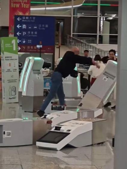 今天早上，香港国际机场发生了一起让人瞠目结舌的事件，一名英国籍男子突然情绪失控，