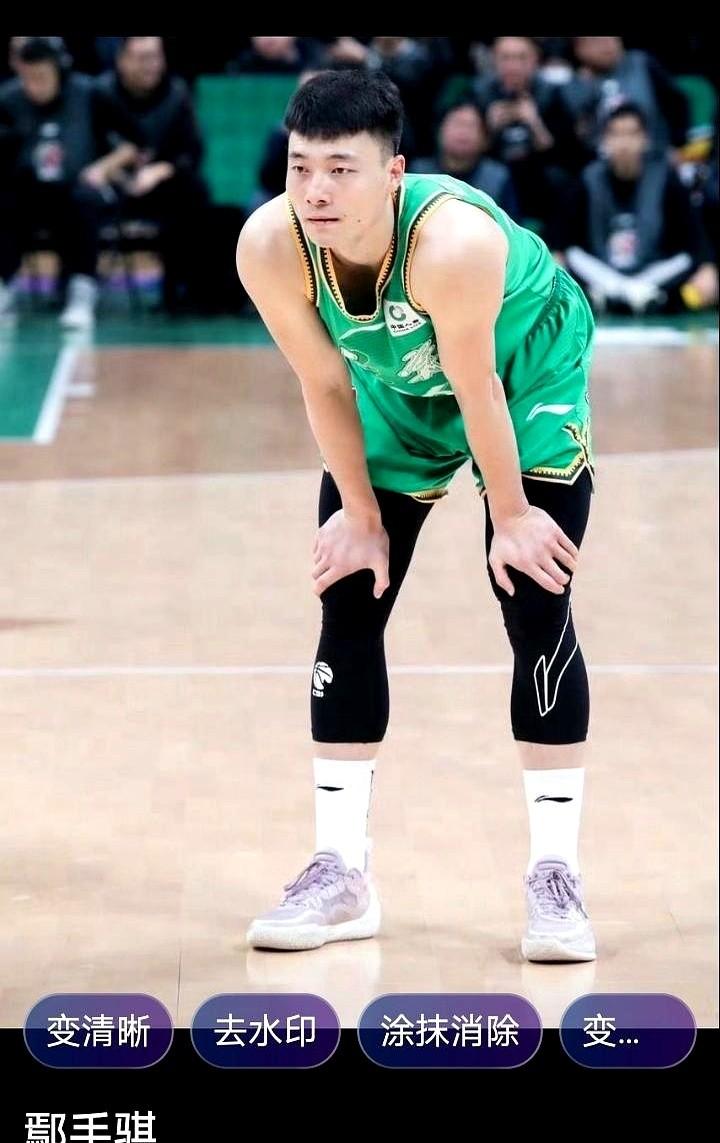 辽宁男篮这两年，本地球员的更衣柜门跟旋转门似的。这个兄弟刚把东西放好，那个兄弟