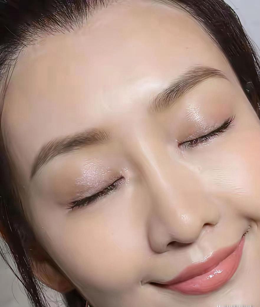 近距离怼脸高清镜头下，王鸥氛围感直接拉满，容颜明艳精致，颜值气场惊艳十足。