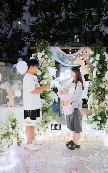 解清帅总算拿出杀手锏了！和女友王正正这次不仅是求婚戏码而且直接动真格-订婚了