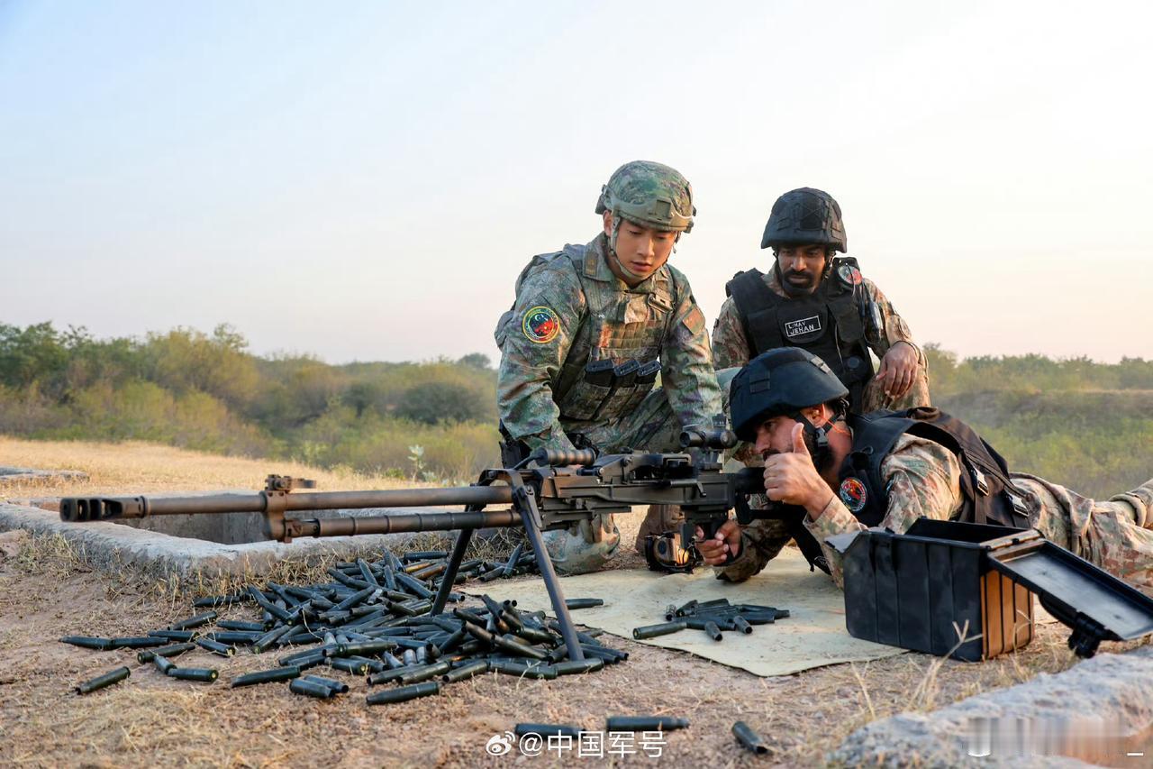 在最近举行的中巴反恐联合演习中，巴基斯坦陆军战士体验171山地重机枪，这可是世界