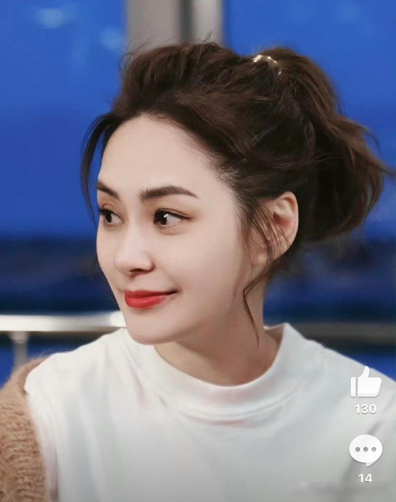 天呐！阿娇这个卸妆视频我是真的看不腻！网友那句“掸了掸灰”的辣评，精准得