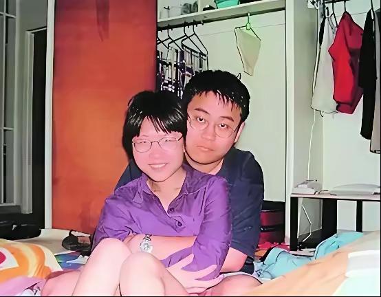 2005年，清华学霸陈丹蕾半夜趁老公睡死，对着他脑袋后面砰了一枪。她居然跟尸