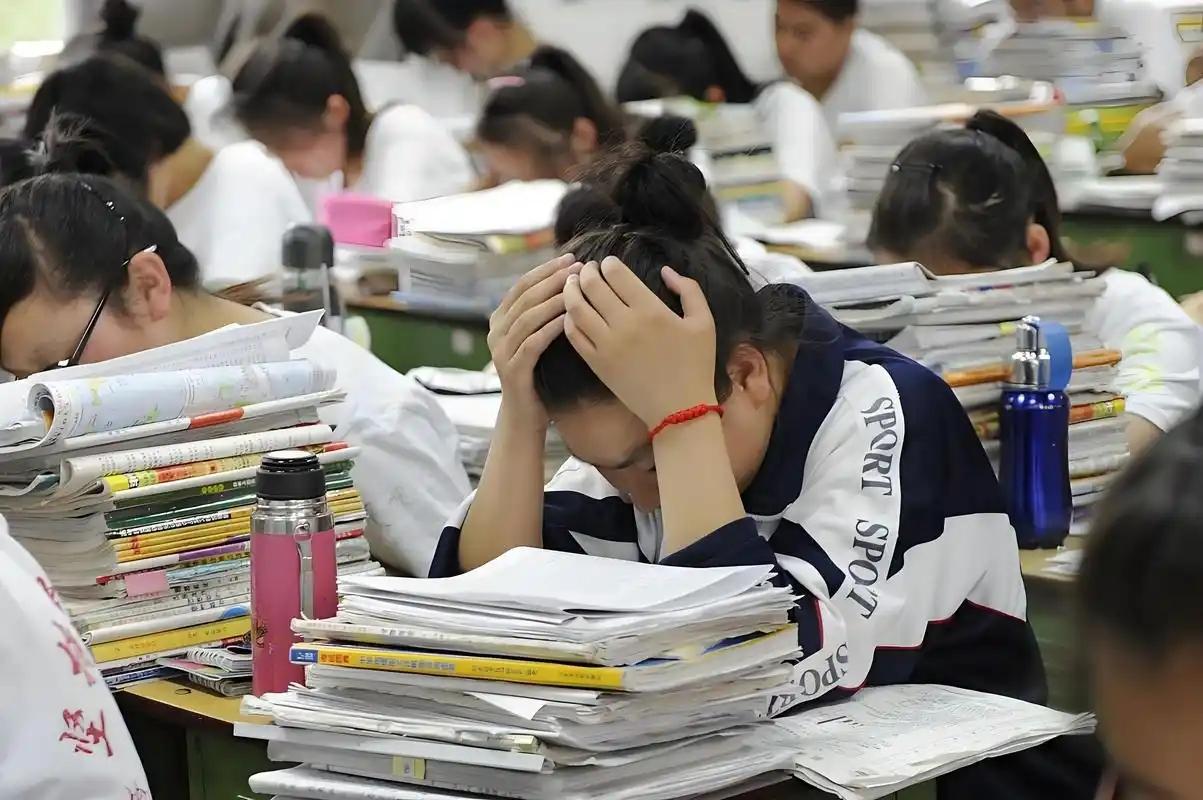 高考降温，不是孩子不想上大学，也不是家长不爱卷了，而是这块“敲门砖”正在失灵。一