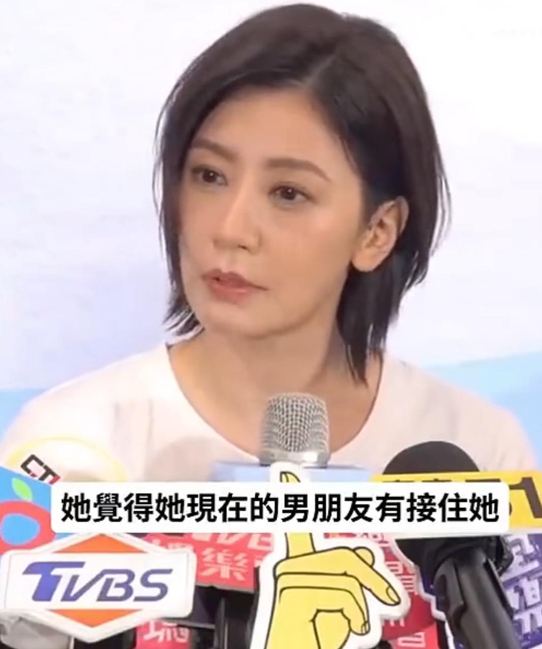 聊到大女儿梧桐妹谈恋爱，她一点没藏着掖着，还开玩笑说，女儿要是不谈恋爱，自己才该